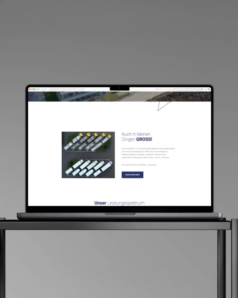 Laptop zeigt eine Website mit dem Slogan „Auch in kleinen Dingen GROSS!“ und Bildern von Aluminiumprofilen.